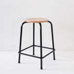 Tabouret d'écolier et tabourets de bar